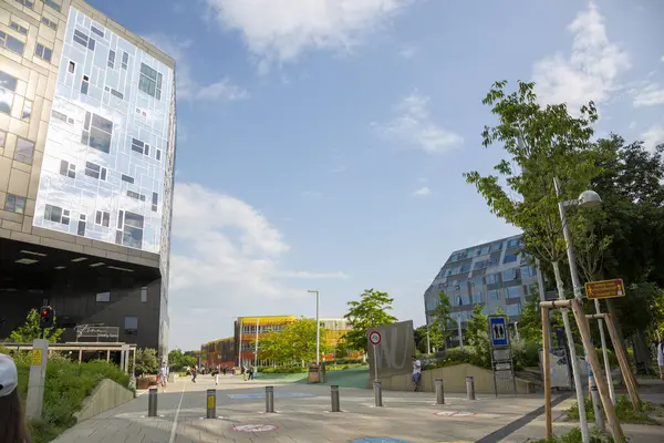 Viyana, Avusturya - 16 Haziran 2023: Viyana Ekonomi ve İş Üniversitesi kampüsünün kuzeybatı bölgesi