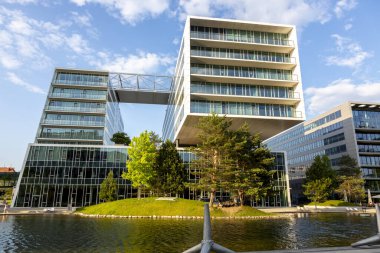 Viyana, Avusturya - 16 Haziran 2023: Viyana sokaklarındaki güzel binalar