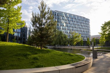 Viyana, Avusturya - 16 Haziran 2023: Viyana Leopoldstadt 'ın ikinci ilçesindeki göl ve binalar