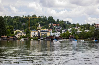 Gmunden, Avusturya - 17 Haziran 2023: Traunsee Gmunden şehri manzarası