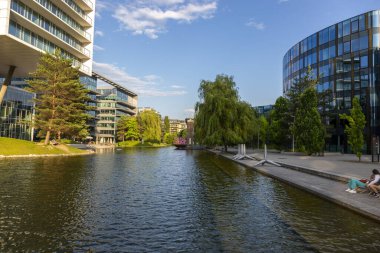 Viyana, Avusturya - 16 Haziran 2023: Viyana Leopoldstadt 'ın ikinci ilçesindeki göl ve binalar