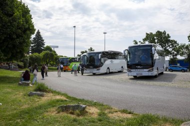 Viyana, Avusturya - 17 Haziran 2023: Avusturya 'daki şehirlerarası otoyola turist otobüslerinin park edilmesi