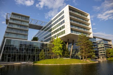 Viyana, Avusturya - 16 Haziran 2023: Viyana sokaklarındaki güzel binalar