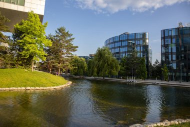 Viyana, Avusturya - 16 Haziran 2023: Viyana Leopoldstadt 'ın ikinci ilçesindeki göl ve binalar