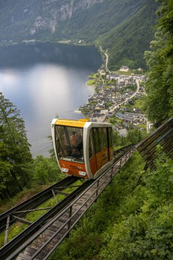 Hallstatt, Avusturya - 17 Haziran 2023: Turistlerle dolu füniküler karavan