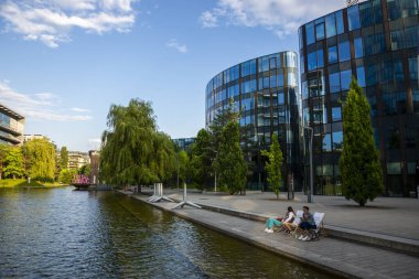 Viyana, Avusturya - 16 Haziran 2023: Viyana Leopoldstadt 'ın ikinci ilçesindeki göl ve binalar