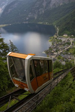 Hallstatt, Avusturya - 17 Haziran 2023: Turistlerle dolu füniküler karavan