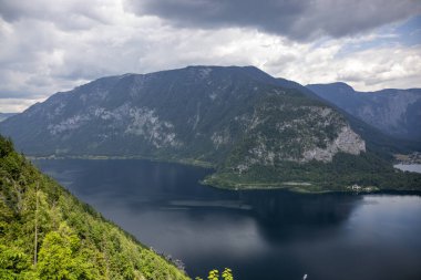 Gözlem güvertesinden Lake Hallstatter görüntüsü