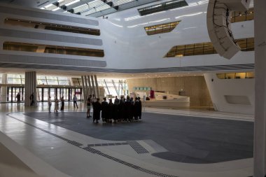 Viyana, Avusturya - 16 Haziran 2023: Viyana Ekonomi ve İş Üniversitesi Öğrenim Merkezi Mezunları