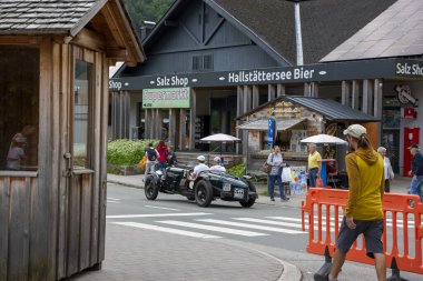 Hallstatt, Avusturya - 17 Haziran 2023 Hallstatt 'ün sokak hayatının manzarası