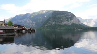 Hallstatt, Avusturya - 17 Haziran 2023 Hallstatt şehri ve Hallstattersee Gölü manzarası