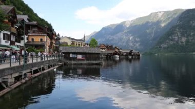 Hallstatt, Avusturya - 17 Haziran 2023 Hallstatt şehri ve Hallstattersee Gölü manzarası