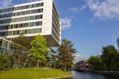 Viyana, Avusturya - 16 Haziran 2023: Viyana sokaklarındaki güzel binalar