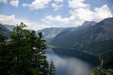 Avusturya 'daki bir dağdan Hallstatt ve Hallstattersee Gölü manzarası