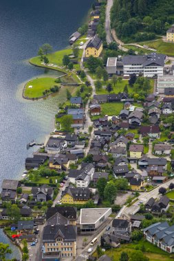 Avusturya 'daki bir dağdan Hallstatt ve Hallstattersee Gölü manzarası