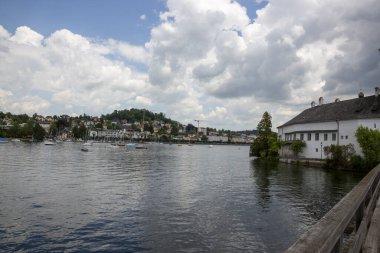 Viyana, Avusturya - 17 Haziran 2023: Avusturya 'da Gmunden yakınlarındaki Traunsee Gölü manzarası