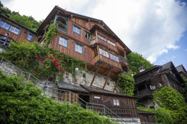 Hallstatt, Avusturya - 17 Haziran 2023: Hallstatt 'teki evlerin görüntüsü