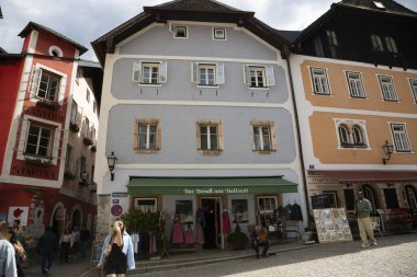 Hallstatt, Avusturya - 17 Haziran 2023 Hallstatt 'ün sokak hayatının manzarası