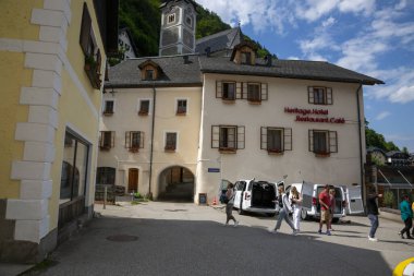 Hallstatt, Avusturya - 17 Haziran 2023 Hallstatt 'ün sokak hayatının manzarası