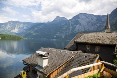 Hallstatt, Avusturya - 17 Haziran 2023: Hallstatt 'teki evlerin görüntüsü