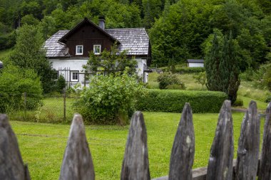 Hallstatt, Avusturya - 17 Haziran 2023: Hallstatt, Avusturya 'daki evler