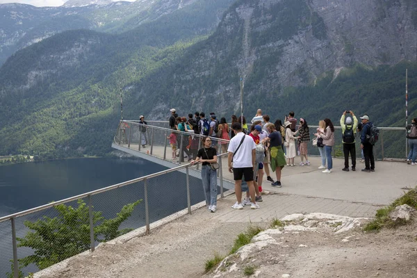 Hallstatt, Avusturya - 17 Haziran 2023: Hallstatt Skywalk Gözlem Güvertesi 'nde panoramik manzaralı insanlar