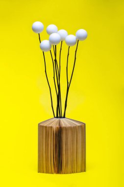 Bir kitap ve bir buket beyaz topla sakin bir hayat