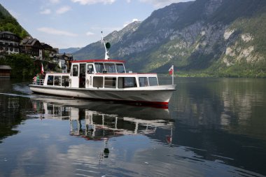 Hallstatt, Avusturya - 17 Haziran 2023: Hallstatt Gölü Hallstattersee Eğlence Gemisi