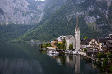 Hallstatt, Avusturya - 17 Haziran 2023: Hallstatt Gölü ve Hallstatt şehri manzarası