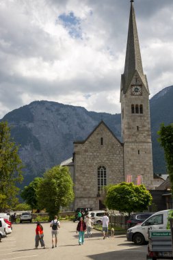 Hallstatt, Avusturya - 17 Haziran 2023 Hallstatt 'ün sokak hayatının manzarası