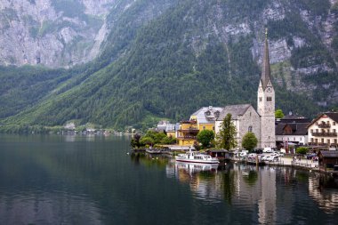 Hallstatt, Avusturya - 17 Haziran 2023: Hallstatt Gölü ve Hallstatt şehri manzarası
