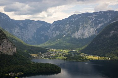 Avusturya 'daki bir dağdan Hallstatt ve Hallstattersee Gölü manzarası