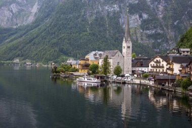 Hallstatt, Avusturya - 17 Haziran 2023: Hallstatt Gölü ve Hallstatt şehri manzarası