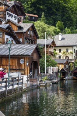 Hallstatt, Avusturya - 17 Haziran 2023 Hallstatt 'ün sokak hayatının manzarası