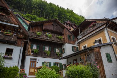 Hallstatt, Avusturya - 17 Haziran 2023: Hallstatt 'teki evlerin görüntüsü