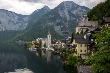 Hallstatt, Avusturya - 17 Haziran 2023: Hallstatt Gölü ve Hallstatt şehri manzarası