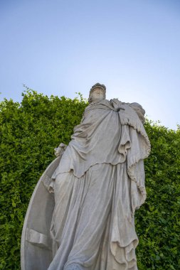 Viyana, Avusturya - 18 Haziran 2023: Schoenbrunn Sarayı Parkı 'ndaki heykeller