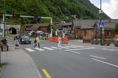 Hallstatt, Avusturya - 17 Haziran 2023 Hallstatt 'ün sokak hayatının manzarası