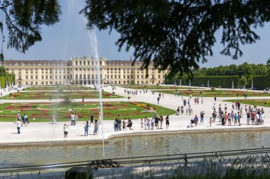 Viyana, Avusturya - Ogtu 18, 2023: Schoenbrunn Sarayı Parkı