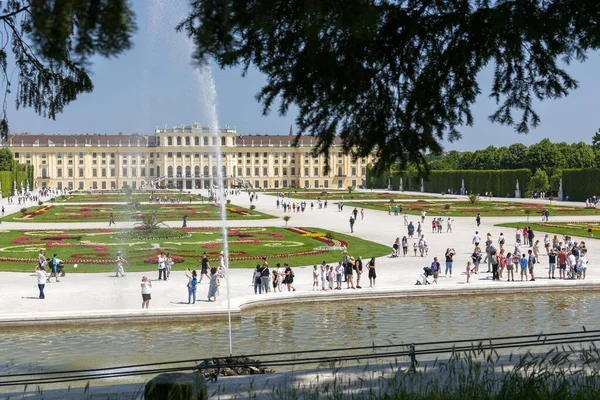 Viyana, Avusturya - Ogtu 18, 2023: Schoenbrunn Sarayı Parkı