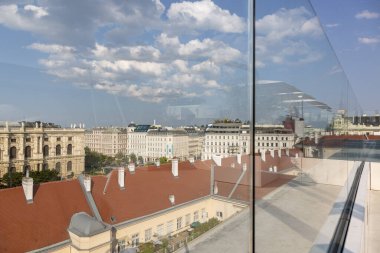 Viyana, Avusturya - 18 Haziran 2023: Binanın çatısındaki dinlenme alanı