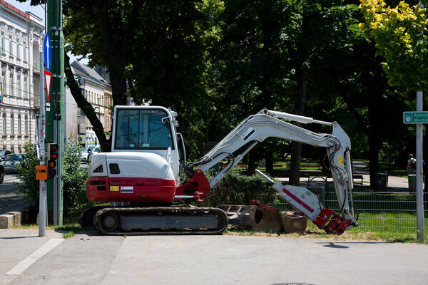 Вена, Австрия - 18 июня 2023 года: трактор Crawler на строительной площадке