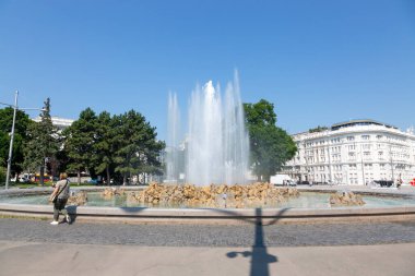 Viyana, Avusturya - 19 Haziran 2023: Schwarzenberg Meydanı 'ndaki Kızıl Ordu Kahramanları Anıtı önünde Çeşme