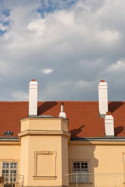 Evin çatısındaki bacalar gökyüzüne karşı.