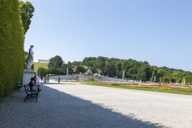 Viyana, Avusturya - 18 Haziran 2023: Schoenbrunn Palace Park 'taki Neptün Çeşmesi