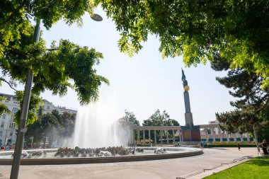 Viyana, Avusturya - 19 Haziran 2023: Schwarzenberg Meydanı 'ndaki Kızıl Ordu Kahramanları Anıtı