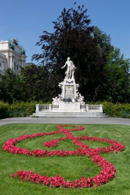 Viyana, Avusturya - 19 Haziran 2023: Viyana 'daki Burggarten Park' taki Mozart Anıtı