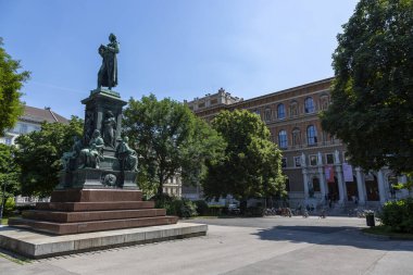 Viyana, Avusturya - 19 Haziran 2023: Viyana Sanat Akademisi önündeki Friedrich Schiller Anıtı