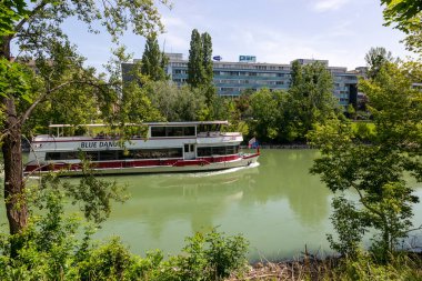 Viyana, Avusturya - 21 Haziran 2023: Viyana 'da Donaukanal' da eğlence teknesi