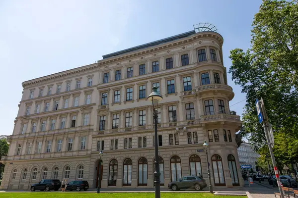 Viyana, Avusturya - 19 Haziran 2023: Robert Stolz Meydanı 'ndaki besteci Robert Stolz' un yaşadığı ev